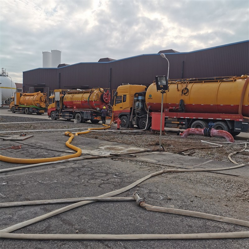 南口街道污水池清理